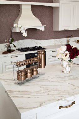 Modern mutfak ve beyaz dolaplar.