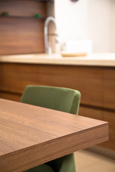 Interieur Der Modernen Küche Tisch Und Schränke Aus Nussbaum — Stockfoto