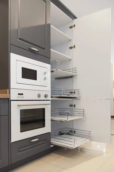 Interior Cozinha Moderna Armários Cinzentos Fogão Microondas — Fotografia de Stock
