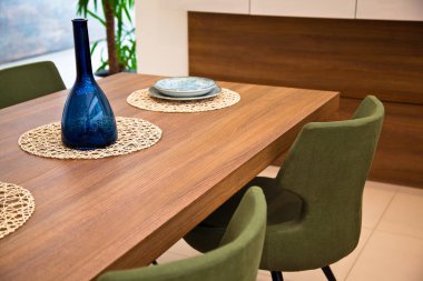 Modern mutfak, ceviz masa ve dolaplar.