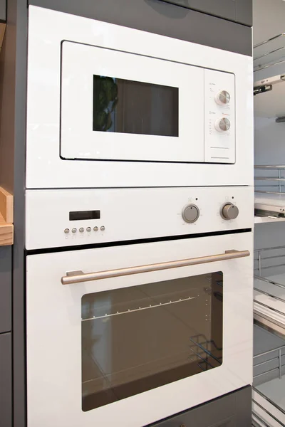 Interior Modern Kitchen Grey Cabinets Stove Microwave — ストック写真