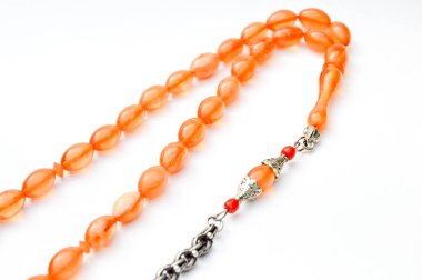 Turuncu ve gümüş boncuklar sıralı, kısa tespih tesbih, Türk kültürü için önemli bir aksesuar, beyaz arka planda izole edilmiş..