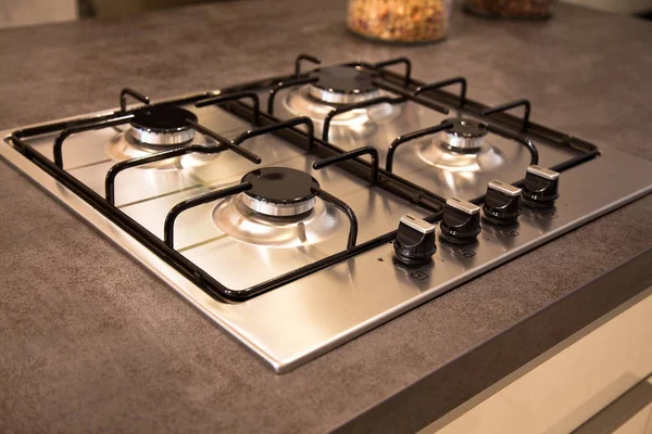 Moderna cocina limpia y horno de gas incorporado de acero inoxidable — Foto de Stock