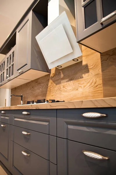 Intérieur de luxueuses armoires modernes en bois gris cuisine — Photo