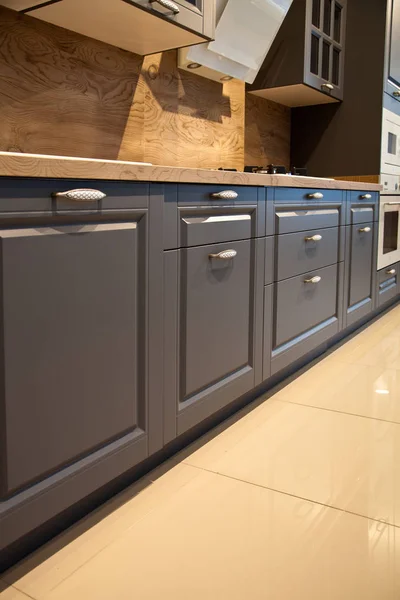 Intérieur de luxueuses armoires modernes en bois gris cuisine — Photo