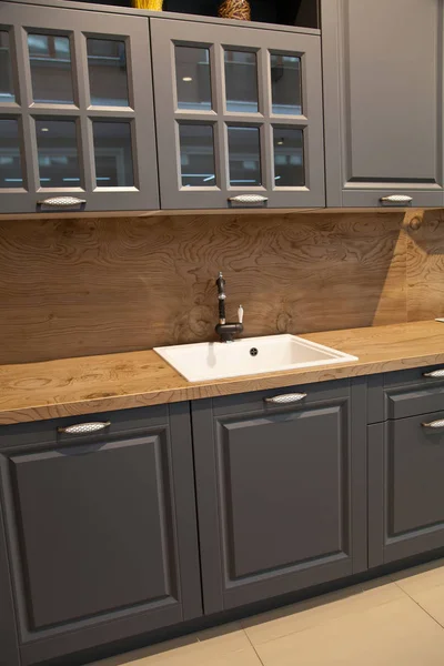 Интерьер роскошной деревянной современной кухни серые шкафы — стоковое фото