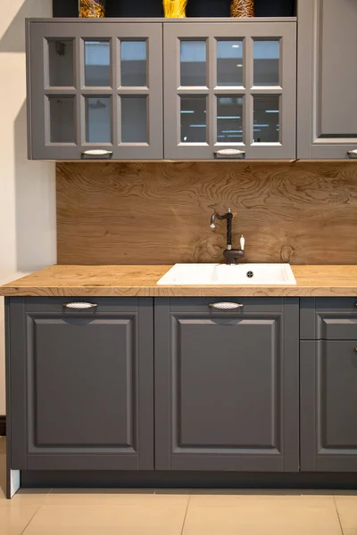 Interiorul dulapurilor de lux din lemn modern de bucătărie gri — Fotografie, imagine de stoc