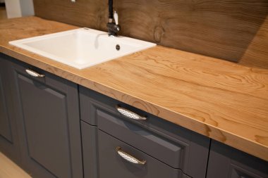 Modern mutfak ve seramik lavabo ve musluk.