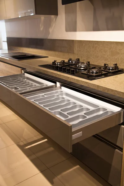 Interieur van luxe moderne keuken en eiken grijze kasten — Stockfoto