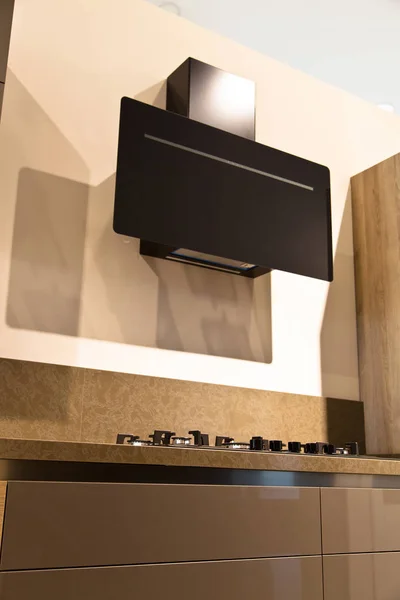 Intérieur de luxueuse cuisine moderne et armoires en chêne gris — Photo