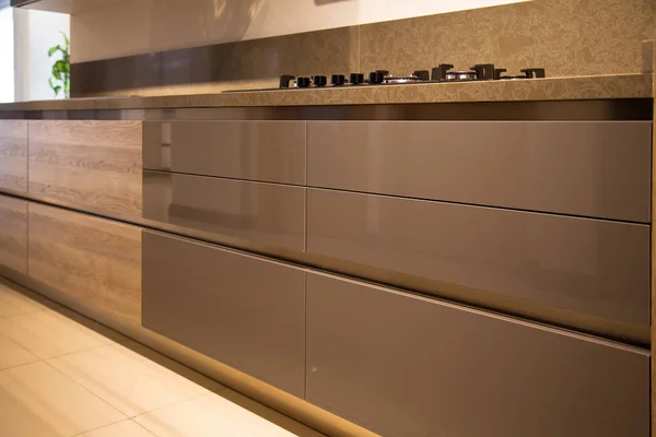 Wnętrze luksusowej nowoczesnej kuchni i dębowe szare szafki — Zdjęcie stockowe