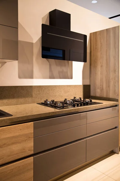 Interior de lujosa cocina moderna y armarios grises de roble — Foto de Stock