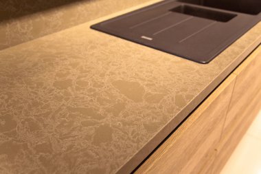 Modern mutfak ve akrilik lavabo ve drenaj.