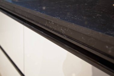 Lüks modern mutfak ve granit mermer köşenin içi.