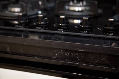 Modern temiz mutfak dolapları ve cam seramik gazlı ocak.