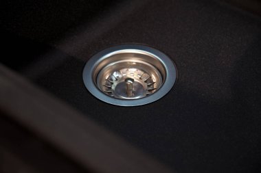 Modern mutfak ve akrilik lavabo gideri.