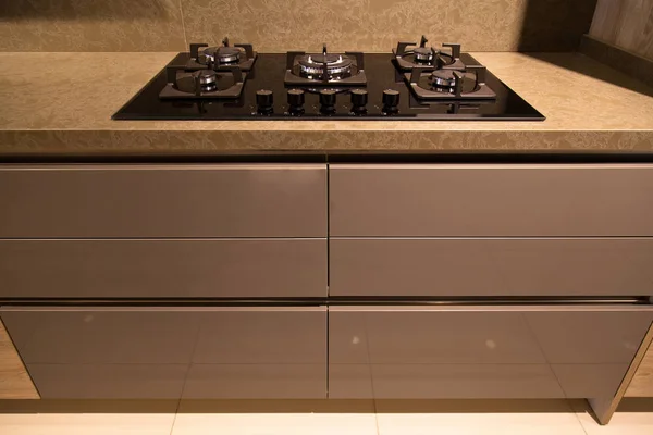 Cucina moderna pulita armadi e vetro ceramica built-in cucina a gas — Foto Stock