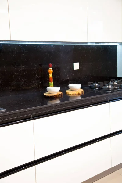 Innenraum luxuriöser, moderner weißer Küchenschränke — Stockfoto