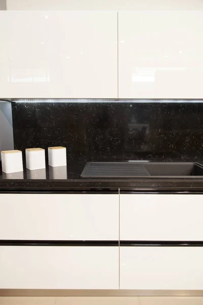 Интерьер роскошной современной кухни белые шкафы — стоковое фото
