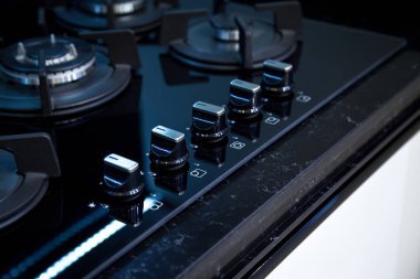 Modern temiz mutfak dolapları ve cam seramik gazlı ocak.