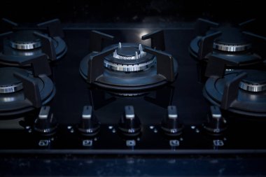 Modern temiz mutfak dolapları ve cam seramik gazlı ocak.