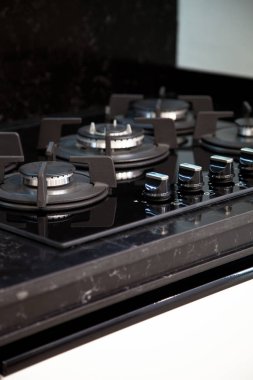 Modern temiz mutfak dolapları ve cam seramik gazlı ocak.