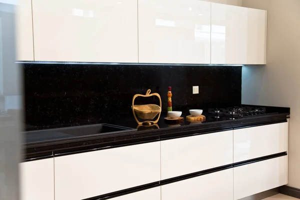 Interior de lujosos gabinetes blancos de cocina moderna —  Fotos de Stock
