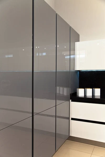 Interieur van luxe moderne keuken witte grijze kasten — Stockfoto