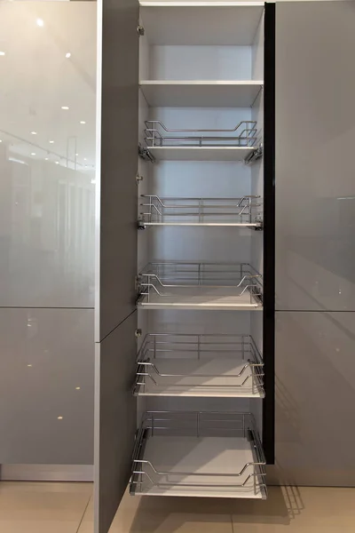 Interieur van luxe moderne keuken en grijze kasten — Stockfoto