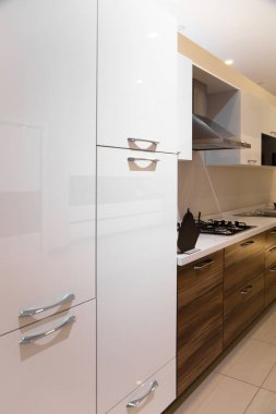 Lüks modern mutfak ve ceviz beyazı dolaplar.