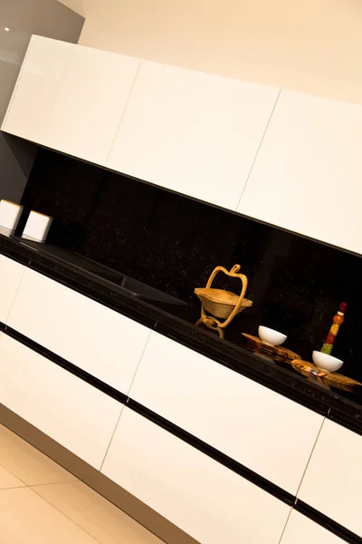 Wnętrze luksusowej nowoczesnej kuchni białe szafki — Zdjęcie stockowe