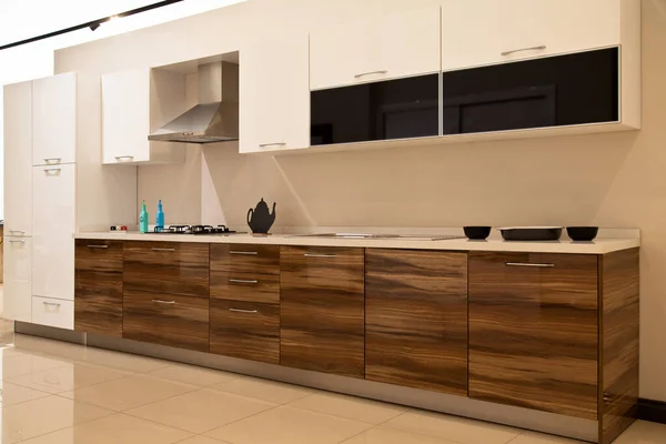 Belső tér luxus modern konyha és dió fehér szekrények — Stock Fotó