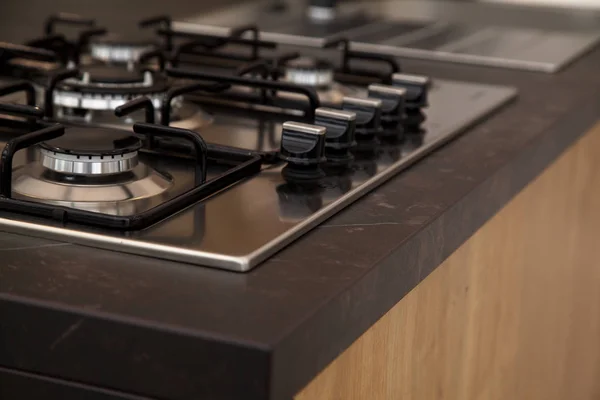 Nowoczesna, czysta kuchnia i kuchenka gazowa ze stali nierdzewnej — Zdjęcie stockowe