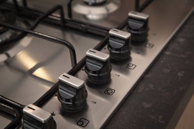 Modern temiz mutfak ve paslanmaz çelik gaz fırını.