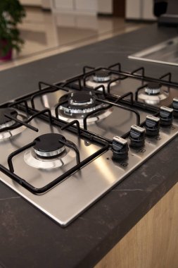 Modern temiz mutfak ve paslanmaz çelik gaz fırını.