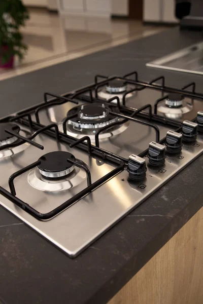 Moderna cucina pulita e forno a gas incorporato in acciaio inossidabile — Foto Stock