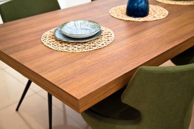 Modern mutfak, ahşap ceviz yemek masası ve yeşil sandalyeler.