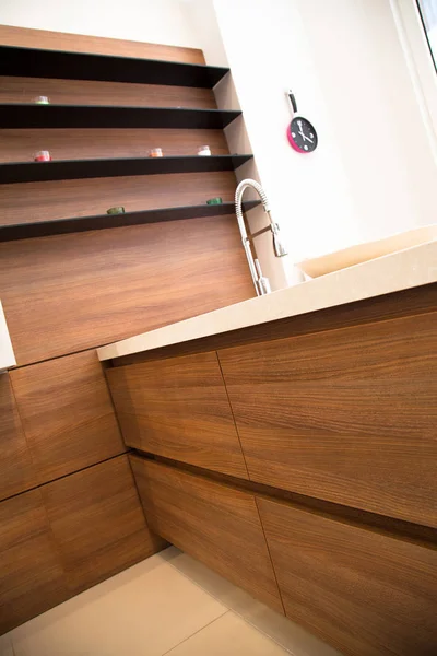 Interior dari dapur modern, lemari putih dan kenari — Stok Foto