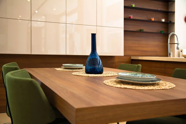 Bucătărie modernă, masă din lemn de nuc și scaune verzi — Fotografie, imagine de stoc