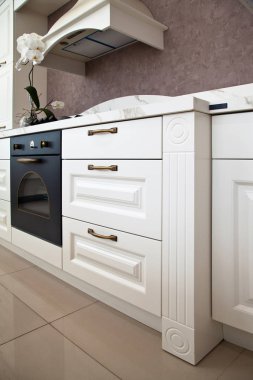 Lüks modern mutfak beyaz dolapları.