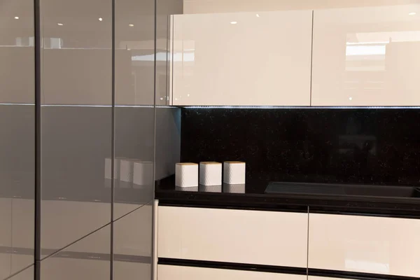 Interiér luxusní moderní kuchyně bílé šedé skříně — Stock fotografie