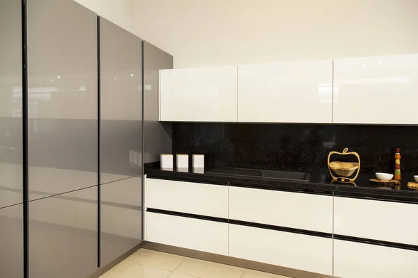 Interior de lujosos gabinetes grises blancos de cocina moderna — Foto de Stock