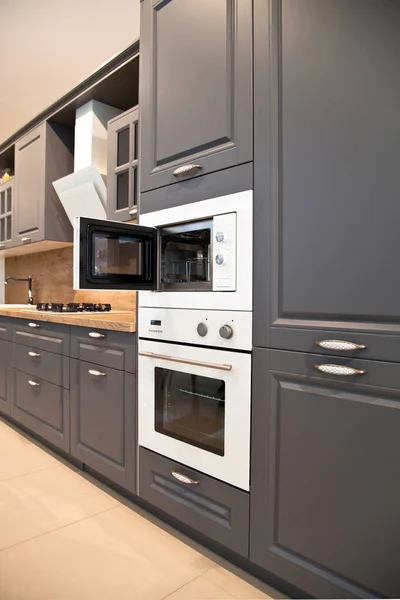 Interiör i lyxiga trä modernt kök grå skåp — Stockfoto
