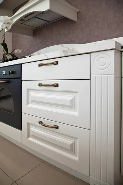 豪华的现代厨房白色橱柜的内部 — 图库照片
