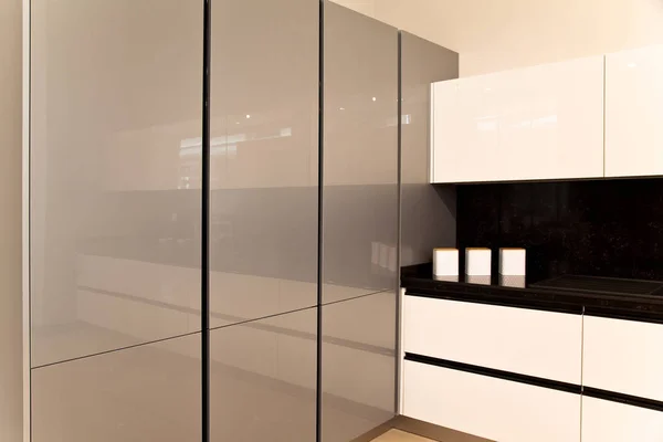 Interior de luxuosa cozinha moderna armários cinza branco — Fotografia de Stock