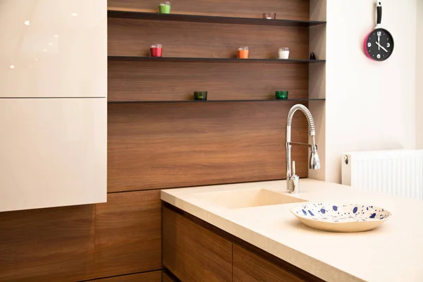 Interior de la cocina moderna, blanco y gabinetes de nogal — Foto de Stock