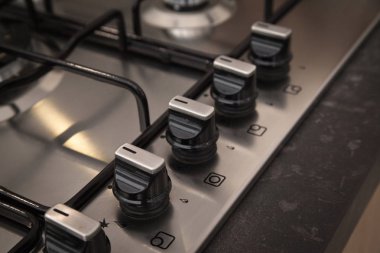 Modern temiz mutfak ve paslanmaz çelik gaz fırını.