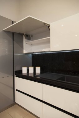 Lüks modern mutfak, beyaz gri dolaplar.