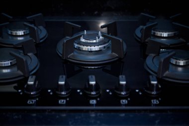 Modern temiz mutfak dolapları ve cam seramik gazlı ocak.