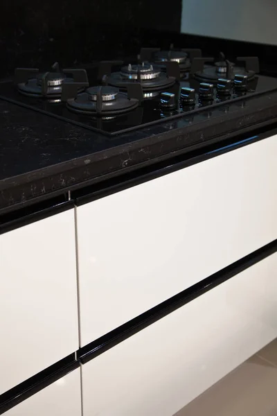 Сучасні чисті кухонні шафи та скляна кераміка вбудований газ — стокове фото